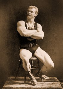 Eugen Sandow, v klasické starověké řecko-římské póze, kolem roku 1893 od Napoleon Sarony