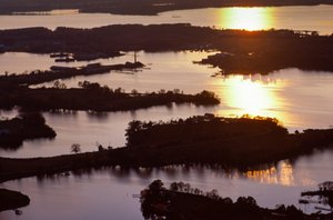 Letecký snímek západního pobřeží zálivu Chesapeake Bay ve Virginii v okolí okresu Mathews a... od Nathan Benn