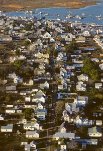 Letecký snímek domů podél ulice King Street, páteře osídlení ostrova Tangier... od Nathan Benn