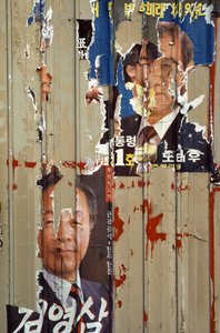 Skartované volební plakáty Roh Tae Woo, Kim Young Sam a K...
