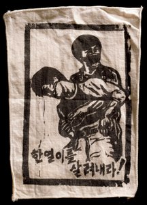 Dřevotisk na šátku studenta mučedníka Lee Han-Yola, který byl zabit policií v... od Nathan Benn