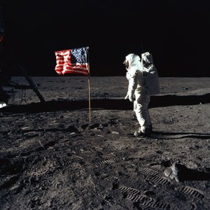 Buzz Aldrin a americká vlajka na Měsíci, 1969.