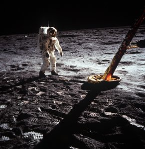 Buzz Aldrin u nohy lunárního modulu, mise Apollo II, červenec 1969. od Neil Armstrong