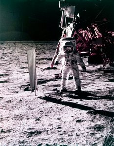 Buzz Aldrin nasazuje kolektor slunečního větru na povrch Měsíce, mise Apollo 11, červenec 1969.
