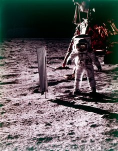 Buzz Aldrin nasazuje kolektor slunečního větru na povrch Měsíce, mise Apollo 11, červenec 1969.