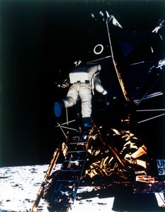 Buzz Aldrin sestupuje z lunárního modulu, mise Apollo II, červenec 1969. od Neil Armstrong
