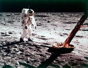 Buzz Aldrin poblíž nohy lunárního modulu na Měsíci, mise Apollo 11, červenec 1969.