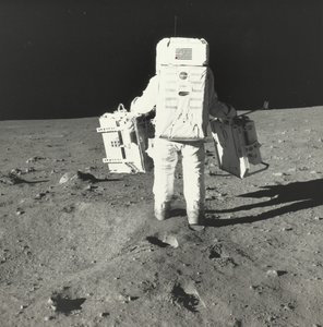 Buzz Aldrin na Měsíci se součástmi balíčku raných vědeckých experimentů Apollo, 1969. od Neil Armstrong