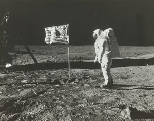 Buzz Aldrin na Měsíci s americkou vlajkou, 1969.