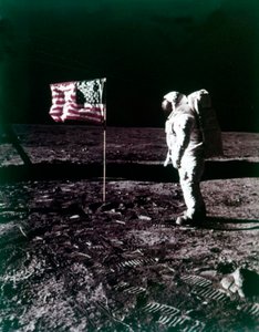Buzz Aldrin stojí vedle americké vlajky na povrchu Měsíce, červenec 1969.