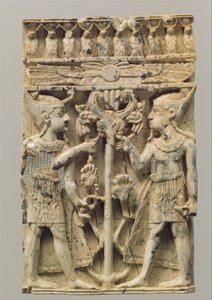Nábytková deska vytesaná ve vysokém reliéfu se dvěma egyptskými postavami lemujícími volutový strom, cca 9.–8. století př. n. l. (slonovina) od Neo Assyrian