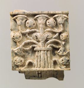 Nábytková deska vyřezaná v reliéfu se stylizovaným stromem, cca 8.–7. století př. Kr. (slonová kost) od Neo Assyrian