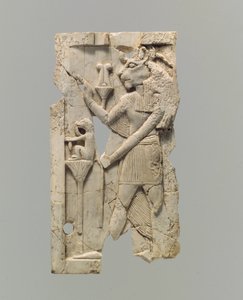 Nábytková deska vyřezávaná v reliéfu s postavou lví hlavy, cca 8.–7. století př. Kr. (slonová kost) od Neo Assyrian