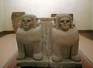 Art neo hittit: podstavec sloupu v čedičovém dekoru sfingy. z místa Samal (současný Sam