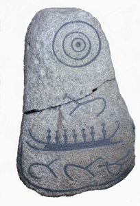 Loď čerpá z runového kamene, fresky z období neolitu. Národní muzeum v Kodani. Dánsko.