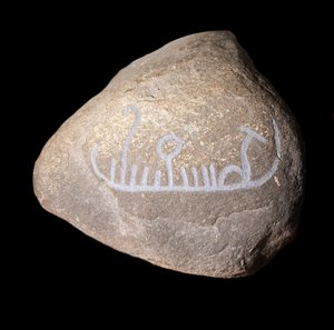 Švédské neolitické graffiti představující loď. Stockholmské historické muzeum semiš
