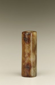 Válcový korálek, oblast jezera Tai, kultura Liangzhu, 3300-2250 př.nl (nefrit)