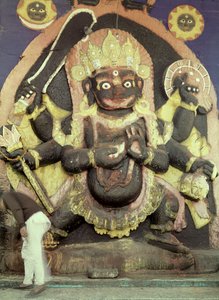 Reliéf Kali na náměstí Durbar (polychromovaný kámen) od Nepalese School