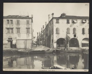 Pohled na ulici v Benátkách Benátky - Calle Doria (název na objektu) od Neue Photographische Gesellschaft