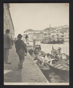 Gondoly podél Canal Grande v Benátkách Benátky - Sul canal grande (název na objektu) od Neue Photographische Gesellschaft