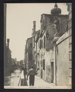 Kade langs de Chiesa di San Barnaba te Benátky Benátky - kostel sv. Barnaby (název na objektu) od Neue Photographische Gesellschaft