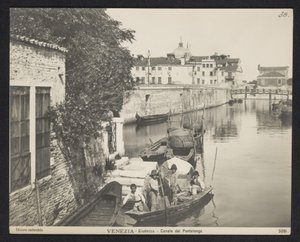 Kanaal te Benátky Benátky – Giudecca – Pontelungo Canal (název na objektu) od Neue Photographische Gesellschaft