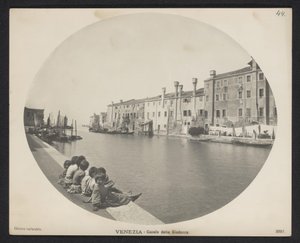 Děti na nábřeží podél kanálu v Benátkách Benátky – Canale della Giudecca (název na objektu) od Neue Photographische Gesellschaft