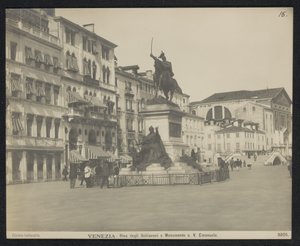Riva degli Schiavoni te Venetië, met een ruiter standbeeld van Victor Emmanuel II van Italië Benátky - Riva degli Schiavoni a památník. V. Emanuele (titul na předmětu) od Neue Photographische Gesellschaft