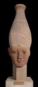 Faraon pää, jolla on Ylä-Egyptin valkoinen kruunu, n. 1400 eKr. (keramiikka)