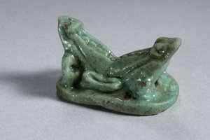 Skaraboid dvou spojených žab, 18.–19. dynastie, 1540–1186 př. n. l. (fajáns) (viz 270367 na spodní straně)