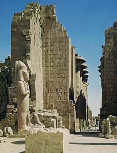 Pohled na Velký dvůr, vchod do Hypostyle Hall a socha Ramesse II (asi 1279-1213 př.nl) v Amonově chrámu