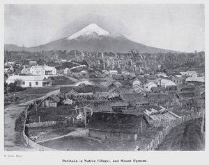 New Plymouth, Nový Zéland: Parihaka, původní vesnice a Mount Egmont (černobílá fotografie) od New Zealand Photographer