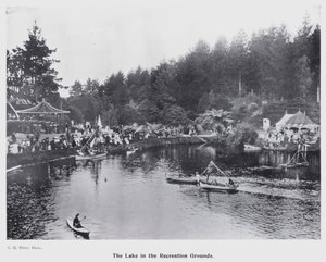 New Plymouth, Nový Zéland: Jezero v rekreačních areálech (černobílá fotografie) od New Zealand Photographer