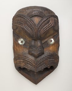 Štítová maska (Koruru) z Gisborne, Severní ostrov, kolem roku 1860 (dřevo a mušle paua) od New Zealand School