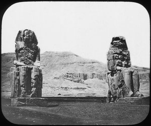 Memnonovy kolosy, Luxor Théby, Egypt, c1890 od Newton and Co