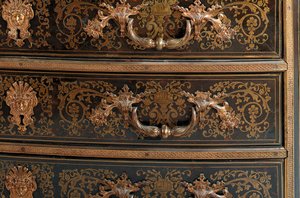 Detail komody Ludvíka XIV. (ormolu, mosaz, želvovina a ebenová koule) (viz také 486114-19) od Nicholas Sageot