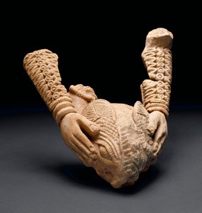 Paže držící zvířecí hlavu, Owo (terakota) od Nigerian