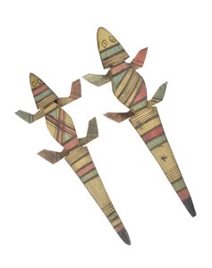 Vyřezávané dřevěné figurky krokodýla zdobené červeně, zeleně a černě malovanými geometrickými vzory, Hausa People, Kano, Severní Nigérie (lakované dřevo)