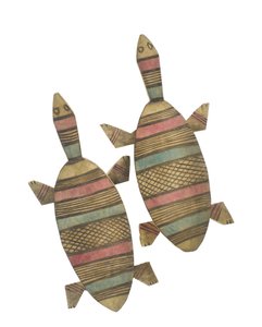 Vyřezávané dřevěné postavy želv zdobené červeně, zeleně a černě malovanými geometrickými vzory, Hausa People, Kano, Severní Nigérie (lakované dřevo)