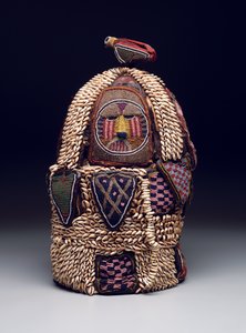 Svatyně House of the Head (ile ori), konec 19. až počátek 20. století (kůže, mušle z cowrie, skleněné korálky, látka a kov)
