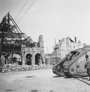 Britský tank před zničenými budovami, Peronne, Francie, první světová válka, c1916-c1918
