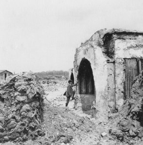 Žlab vyrobený z betonu a vyložený vlnitým plechem, první světová válka, c1914-c1918