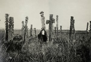 Modlitba na hřbitově, Araucano, Chile (želatinový stříbrný tisk) od Oder W. Heffer
