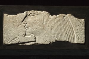 Úlomek reliéfu, 5.–6. dynastie, 2454–2140 př. n. l. (vápenec)