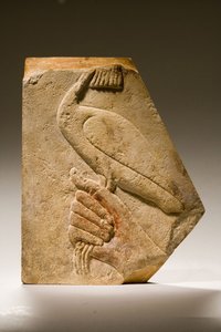 Reliéfní fragment ptáka Akh (vápenec)