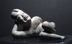 Figurka ležícího mláděte Olmec, Villa Nueva