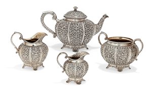 Čtyřdílná čajová souprava Repousse, konec 19. století (stříbrná) (viz také 996381) od Oomersi Mawji