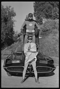 Batman a Robin a Batmobil na natáčení televizního seriálu 