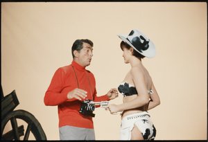 Dean Martin jako Matt Helm na scéně 