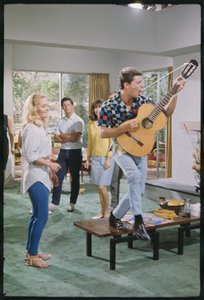 Frankie Avalon a Tuesday Weld na setu 